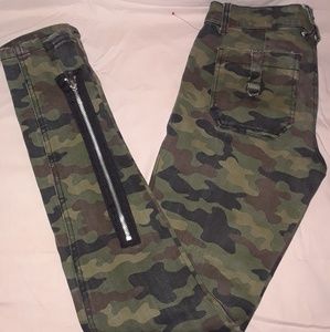 woman camo skinny cargo jeans